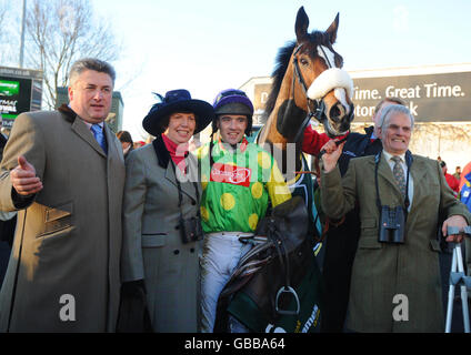 Horse Racing - Stan James festa di Natale - Kempton Park Racecourse Foto Stock