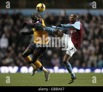 Calcio - Barclays Premier League - Aston Villa / Arsenal - Villa Park. Ashley Young di Aston Villa e Bacary Sagna di Arsenal combattono per la palla Foto Stock