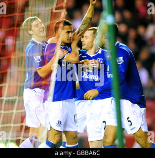 Tim Cahill (centro) di Everton celebra il suo gol di apertura con i compagni di squadra durante la partita della Barclays Premier League al Riverside Stadium di Middlesbrough. Foto Stock