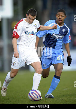 Calcio - Coca-Cola Football League Two - Wycombe Wanderers / Exeter City - Adams Park. Angelo Balanta di Wycombe e Steve Tully di Exeter in azione durante la partita della Coca-Cola League Two ad Adams Park, High Wycombe. Foto Stock