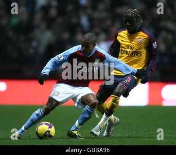 Ashley Young di Aston Villa ha una sfida da Arsenal's. Bacary Sagna Foto Stock