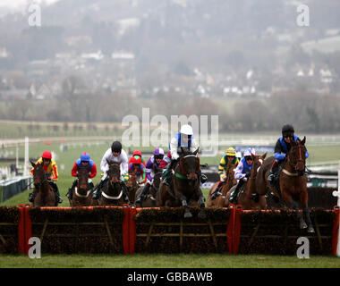 Corridori nel Club 16-24 'Aiuto per Heroes' Ball National Hunt Novices' Hhandicap corsa di ostacoli prendere un ostacolo al Cheltenham Racecourse, Gloucestershire. Foto Stock