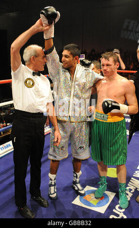 L'arbitro Mickie Vann alza il braccio di Amir Khan in Gran Bretagna dopo la sua vittoria su Irishman Oisin Fagan (a destra) nel leggero bout all'Excel Arena di Londra. Foto Stock