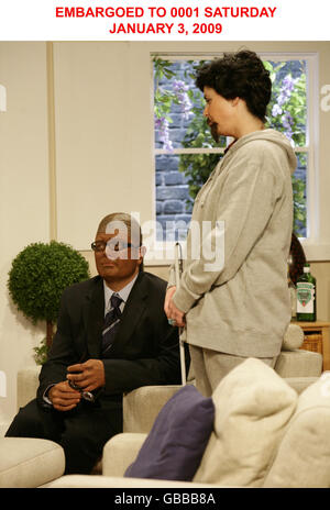 Domenica sera il progetto dotato di Kirsty Allsopp e Phil Spencer Foto Stock