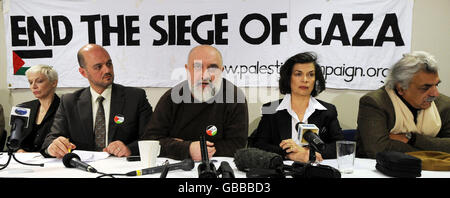 (Da sinistra a destra) attivisti per la pace Annie Lennox, Anas al Tikriti, Alexei Sayle, Bianca Jagger e Tariq Ali durante una conferenza stampa di dimostrazione di Stop the War a Londra dove il gruppo ha esortato Israele a cessare i suoi bombardamenti a Gaza. Foto Stock