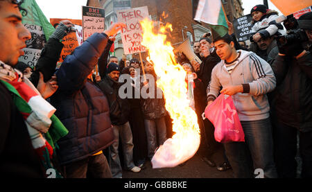 I manifestanti protestano contro la campagna di bombardamento di Israele a Gaza, al di fuori dell'ambasciata egiziana di Londra. Foto Stock