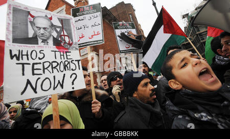 I manifestanti protestano contro la campagna di bombardamento di Israele a Gaza, al di fuori dell'ambasciata egiziana di Londra. Foto Stock