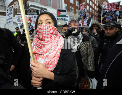 I manifestanti protestano contro la campagna di bombardamento di Israele a Gaza, al di fuori dell'ambasciata egiziana di Londra. Foto Stock