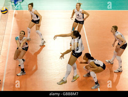 Janine Sandell della Gran Bretagna ha fatto ritorno a un gruppo di compagni di squadra durante la prima partita del Campionato del mondo FIVB 2010 all'English Institute of Sport di Sheffield. Foto Stock