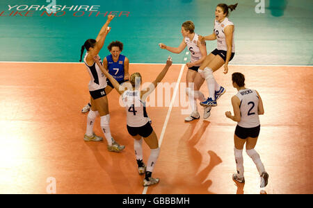 La squadra britannica festeggia la vittoria del quarto set contro il Portogallo durante la partita del campionato mondiale FIVB 2010 First Round presso l'English Institute of Sport di Sheffield. Foto Stock