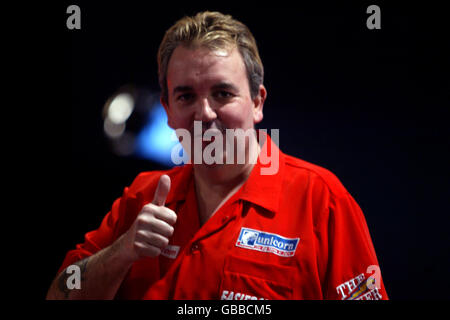 Phil Taylor dà i pollici in su durante la finale contro Kevin Pittore Foto Stock