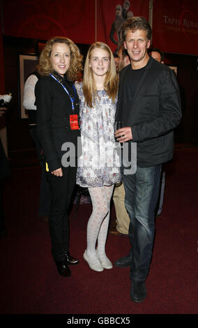 Andrew Castle e la sua famiglia frequentano la prima notte del 'quidam' del Cirque du Soleil, presso la Royal Albert Hall nella parte ovest di Londra. Foto Stock