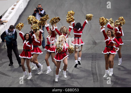 I cheerleaders in abiti di festa si esibiscono durante la gara di Champions al Wembley Stadium Foto Stock