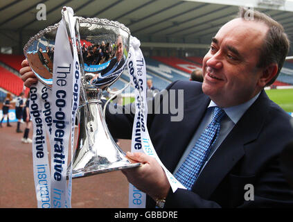 Il primo ministro scozzese Alex Salmond ha ritratto a Hampden Park come un nuovo accordo di sponsorizzazione della Scottish Football League. Foto Stock