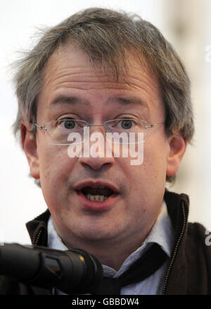 Il comico Robin Ince parla al lancio di una campagna atea a Kensington Gardens, Londra. La prima campagna atea del Regno Unito è stata lanciata oggi come slogan "probabilmente non c'è Dio. Ora smettere di preoccuparsi e godere la vostra vita" è esposto su 800 autobus, 1000 poster sulla metropolitana e due grandi schermi su Oxford Street Foto Stock