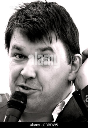 Lo scrittore televisivo di Padre Ted Graham Linehan parla al lancio di una campagna atea a Kensington Gardens, Londra. La prima campagna atea del Regno Unito è stata lanciata oggi come slogan "probabilmente non c'è Dio. Ora smettere di preoccuparsi e godere la vostra vita" è esposto su 800 autobus, 1000 poster sulla metropolitana e due grandi schermi su Oxford Street Foto Stock