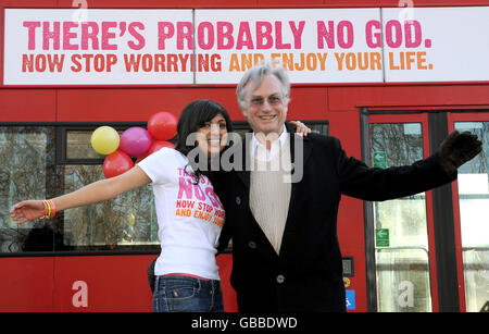 Il professor Richard Dawkins (a destra) si pone con il giornalista guardiano Ariane Sherine accanto a un autobus che visualizza un messaggio ateo a Kensington Gardens, Londra. Brainchild di Ariane Sherine, la prima campagna ateista del Regno Unito è lanciata oggi come lo slogan "There's probably no god. Ora smettere di preoccuparsi e godere la vostra vita" è esposto su 800 autobus, 1000 poster sulla metropolitana e due grandi schermi su Oxford Street Foto Stock