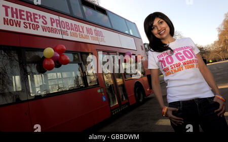 Il giornalista guardiano Ariane Sherine si pone accanto a un autobus che visualizza un messaggio ateo a Kensington Gardens, Londra. Brainchild di Ariane Sherine, la prima campagna ateista del Regno Unito è lanciata oggi come lo slogan "There's probably no god. Ora smettere di preoccuparsi e godere la vostra vita" è esposto su 800 autobus, 1000 poster sulla metropolitana e due grandi schermi su Oxford Street Foto Stock