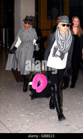 Melody Thornton e Ashley Roberts (in primo piano) dalle bambole Pussycat camminano attraverso il Terminal 5 dell'aeroporto di Heathrow quando le bambole Pussycat arrivano per il loro tour nel Regno Unito. Foto Stock