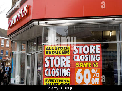 Vista generale della parte anteriore di un negozio Woolworths a Newcastle-under-Lyme, poco prima della chiusura. High Street, Newcastle, Staffordshire. ST5 1 QF Foto Stock