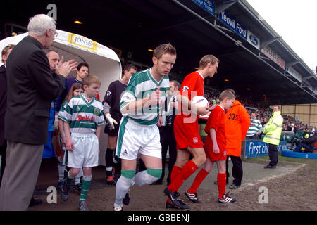 Il capitano della città di Yeovil Terry Skiverton e il capitano di Liverpool Sami Hyypia (r) guidare le loro squadre a Huish Park Foto Stock