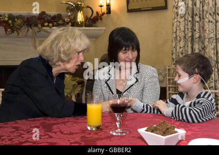 La duchessa di Cornovaglia riceve il personale e i bambini dal dispositivo di chiusura Foto Stock