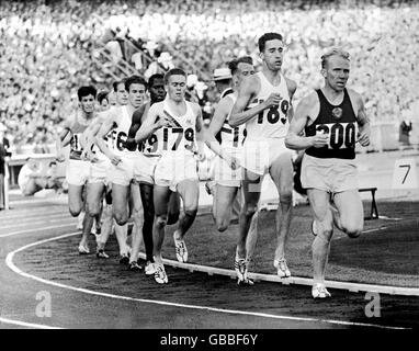 Vladimir Kuts (r) dell'URSS è un capo della Gran Bretagna Gordon Pirie (Seconda r) e l'australiano Albert Thomas (179) Foto Stock