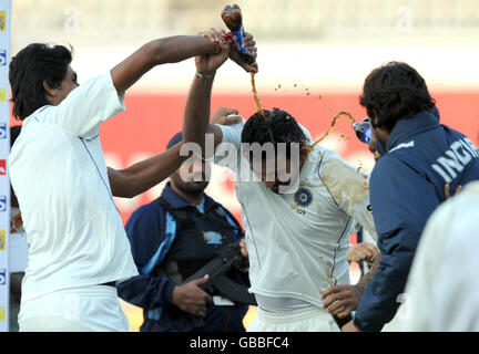 Ishant Sharma riversa Pepsi su Zaheer Khan durante il discorso di Kevin Pietersen dopo la chiusura del gioco il quinto giorno della seconda prova al Punjab Cricket Association Stadium, Mohali, India. Foto Stock