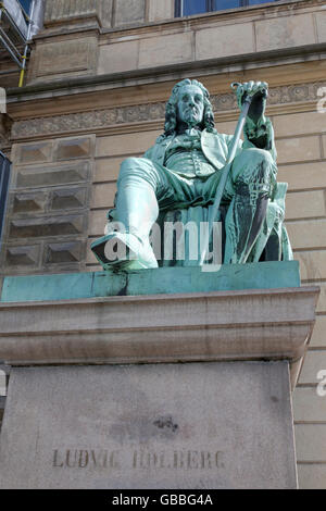 La statua del danese / scrittore norvegese Ludvig Holberg 1684-1754 al di fuori del Teatro Reale a Kongens Nytorv in Copenhagen Foto Stock