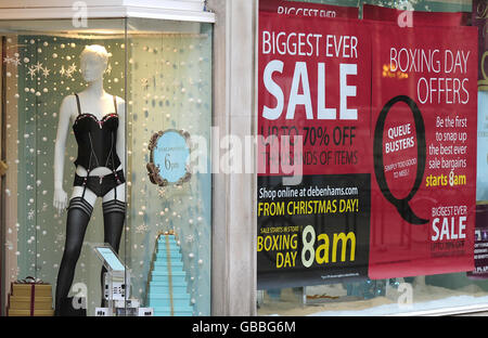 Vendite del giorno di Santo Stefano. I cartelli di vendita del giorno di Santo Stefano sono pubblicizzati presso un negozio di Debenhams a York. Foto Stock