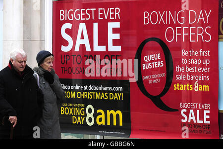 I cartelli di vendita del giorno di Santo Stefano vengono pubblicizzati presso un negozio Debenhams di York. Foto Stock