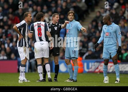 Il capitano di West Bromwich Albion Jonathan Greening e il capitano di Tottenham Hotspur Jonathan Woodgate aiuta l'arbitro Steve Tanner dopo West Bromwich Il bednaro romano di Albion e il Didier Zokora di Tottenham hanno squadrato fino a. l'uno con l'altro Foto Stock