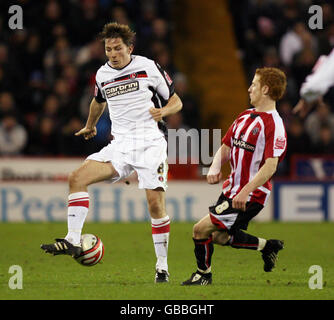 Stephen Quinn di Sheffield United e Matt Holland di Charlton Athletic durante la partita del Coca-Cola Championship a Bramall Lane, Sheffield. Foto Stock