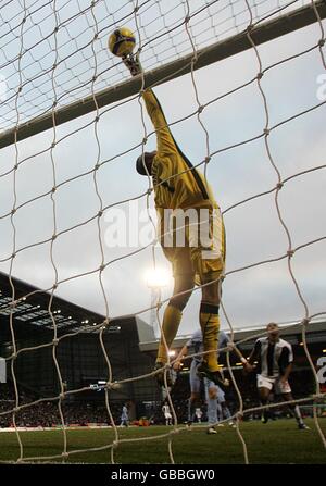 Heurelho Gomes, portiere di Tottenham Hotspur, capovolge la palla su top dell'obiettivo Foto Stock