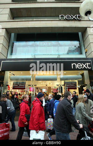 Il negozio Next a Royal Avenue, Belfast, dove un dipendente è stato costretto a prendere denaro da mentre i suoi figli sono stati tenuti al punto di sparo. Foto Stock