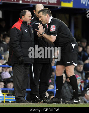 Calcio - fa Cup - terzo turno - Portsmouth / Bristol City - Fratton Park. Il direttore di Bristol City Gary Johnson è parlato con l'arbitro Phil Dowd (a destra) durante la partita fa Cup Third Round al Fratton Park, Portsmouth. Foto Stock