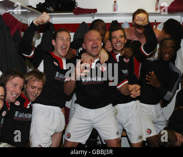 Guy Branston (al centro), capitano della città di Kettering, guida le celebrazioni con Gareth Seddon (a destra) e Darren rack (a sinistra) durante la terza partita della fa Cup a Rockingham Road, Kettering. Foto Stock