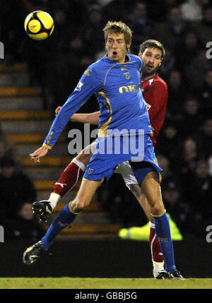 Calcio - fa Cup - terzo turno - Portsmouth / Bristol City - Fratton Park. Peter Crouch di Portsmouth tiene fuori il Jamie McCombe di Bristol City (dietro) durante la partita della fa Cup Third Round al Fratton Park di Portsmouth. Foto Stock