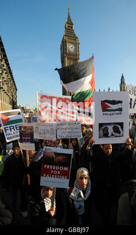 I manifestanti in Piazza del Parlamento, Londra, manifestano contro i bombardamenti israeliani di Gaza. Foto Stock