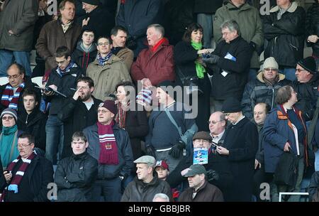 Calcio - fa Cup - terzo turno - Queens Park Rangers v Burnley - Loftus Road. I fan di Burnley si acclamano al loro fianco nei supporti Foto Stock