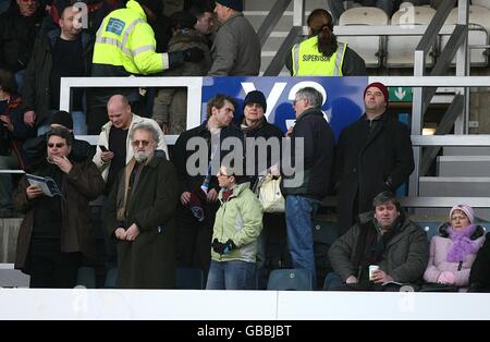 Calcio - fa Cup - terzo turno - Queens Park Rangers v Burnley - Loftus Road. I fan di Burnley si acclamano al loro fianco nei supporti Foto Stock