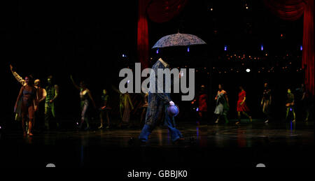 Artisti del Cirque du Soleil sul palco durante la serata stampa del "quidam" del Cirque du Soleil, presso la Royal Albert Hall nella parte ovest di Londra. Foto Stock