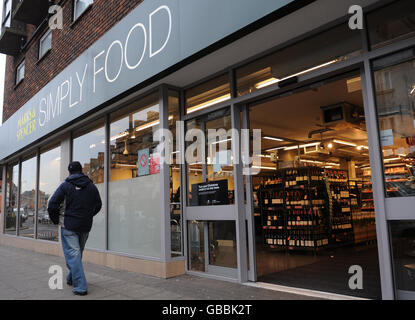 M&S annuncia perdite di posti di lavoro. Un negozio Marks and Spencer Simply Food a Palmers Green, a nord di Londra, che sta per chiudersi a breve. Foto Stock