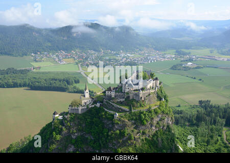 VISTA AEREA. Castello medievale costruito su un'inespugnabile roccia alta. Castello di Hochosterwitz, Carinzia, Austria. Foto Stock