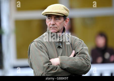 Corse di cavalli - Mercatino di Natale - Ippodromo di Uttoxeter. Ferdy Murphy, allenatore Foto Stock