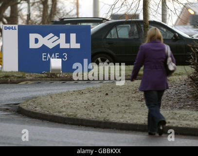 Un dipendente del colosso informatico Dell arriva per lavoro nello stabilimento di Raheen, Co Limerick. Si prevede che i lavoratori impareranno il loro destino mentre i dirigenti senior li informeranno sul futuro dello stabilimento di Limerick. Foto Stock