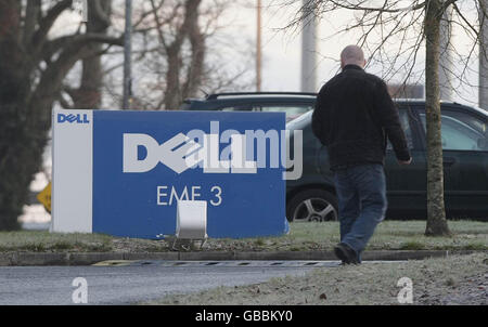 Un dipendente del colosso informatico Dell arriva per lavoro nello stabilimento di Raheen, Co Limerick. Si prevede che i lavoratori impareranno il loro destino mentre i dirigenti senior li informeranno sul futuro dello stabilimento di Limerick. Foto Stock