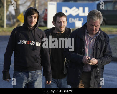 I lavoratori a turni lasciano lo stabilimento Dell di Raheen, Co Limerick, poiché il gigante informatico deve raggiungere 1,900 posti di lavoro nello stabilimento di produzione di punta. Foto Stock