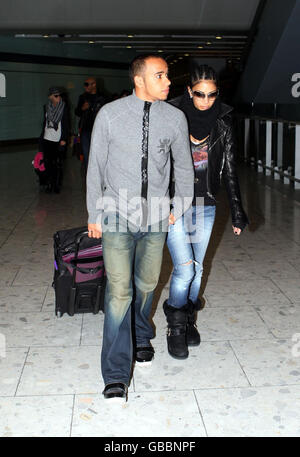 Lewis Hamilton (a sinistra) e Nicole Scherzinger camminano attraverso il Terminal 5 dell'Aeroporto di Heathrow mentre le bambole di Pussycat arrivano per il loro tour nel Regno Unito. Foto Stock