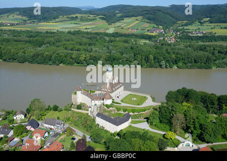 VISTA AEREA. Castello medievale di Schönbühel situato su un piccolo sperone roccioso sulla riva destra del Danubio. Austria inferiore, Austria. Foto Stock